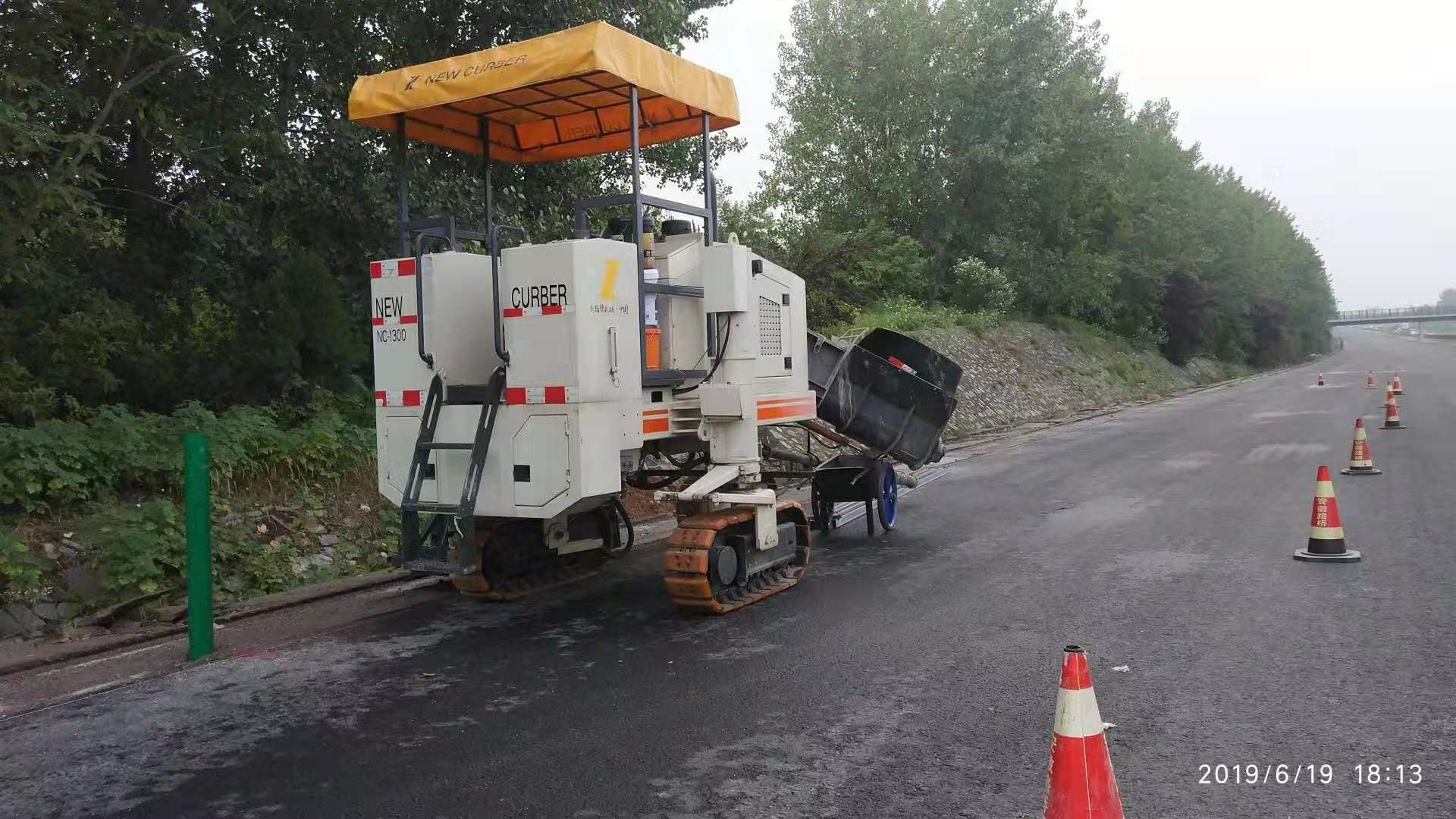 路面攤鋪開始前，務必要對混凝土路緣石滑模攤鋪機的性能進行全面檢查